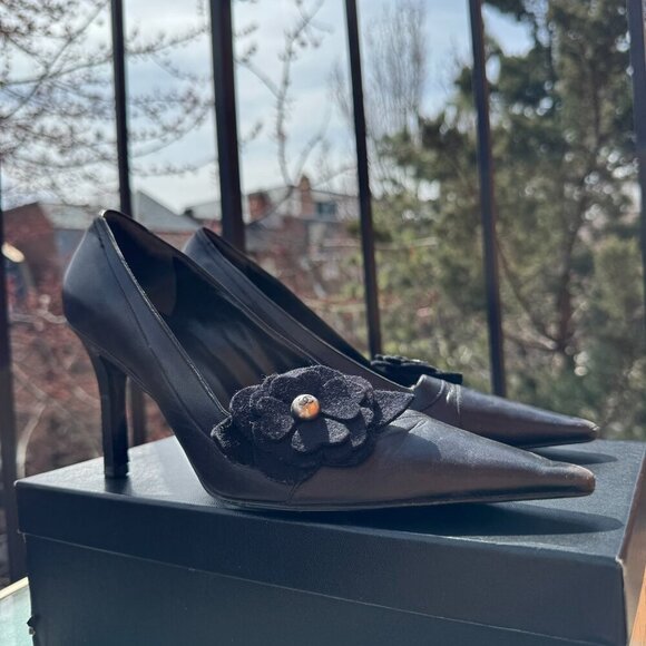 Vintage Chanel Classic Pump Black Camellia Flower Pointed Toe Heels Black 7 - Picture 4 of 14
